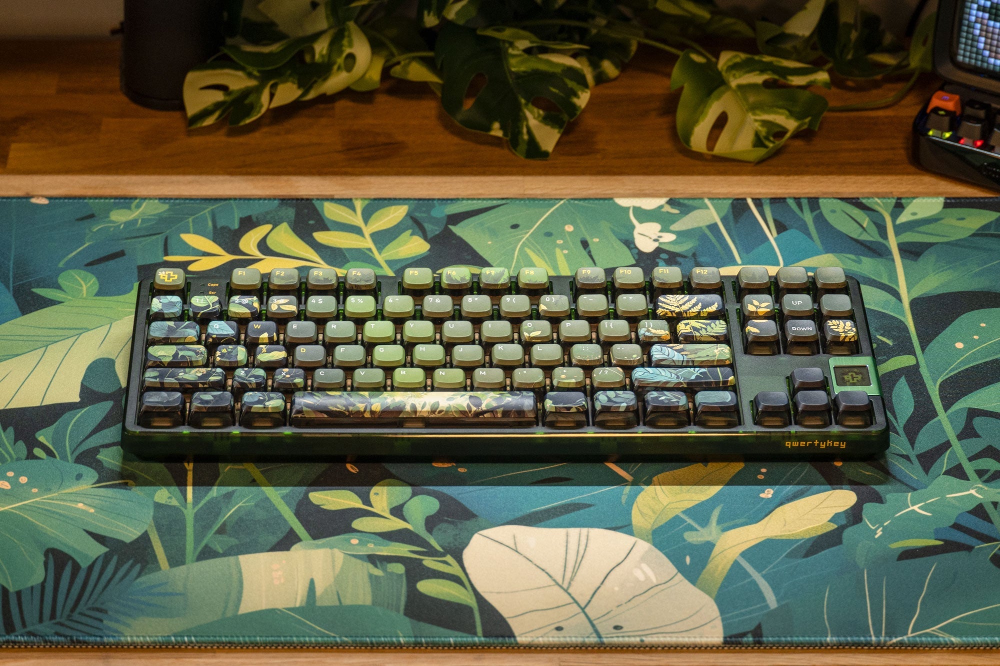 QwertyKey80 Leaf Bluetooth Wireless Hotswap RGB QMK/VIA Gasket Mounted Mechanical Gaming Keyboard with Screen