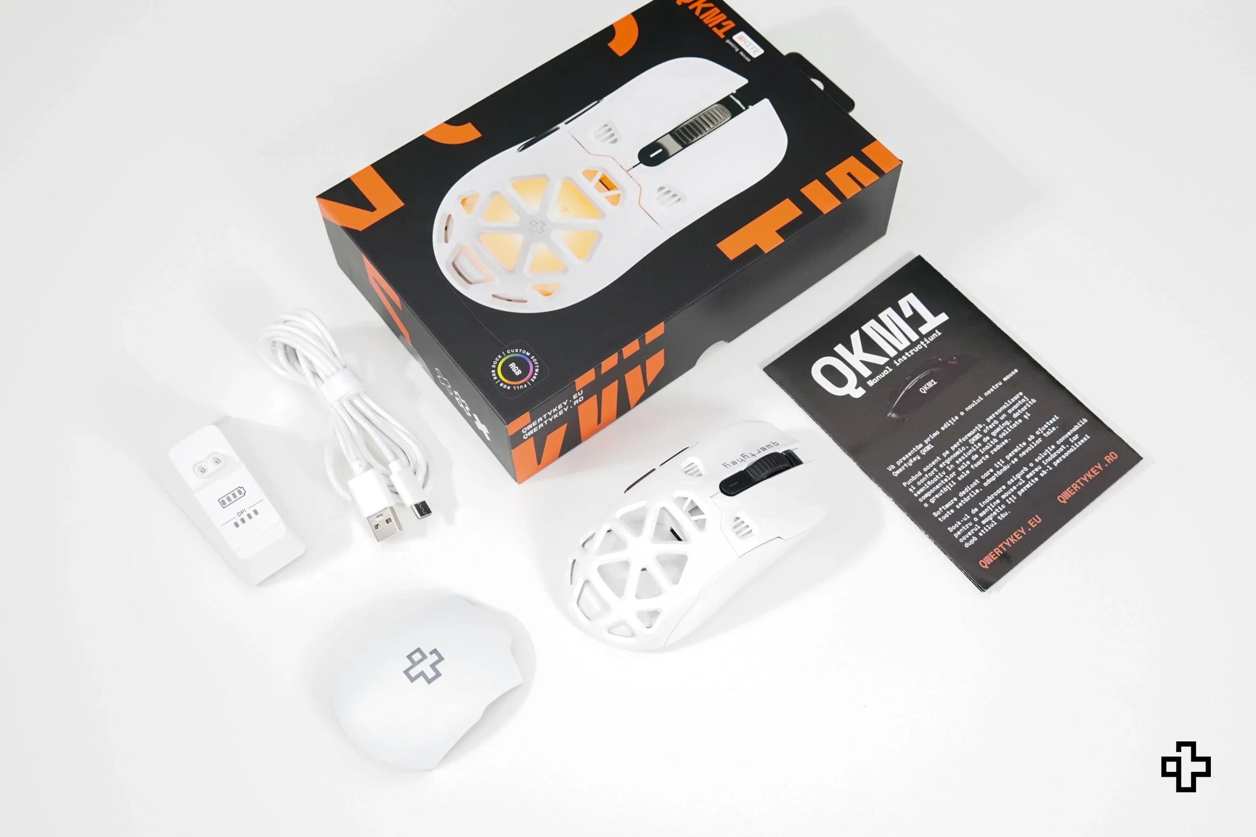 QwertyKey QKM1 White Wireless Bluetooth Charging Dock Mouse