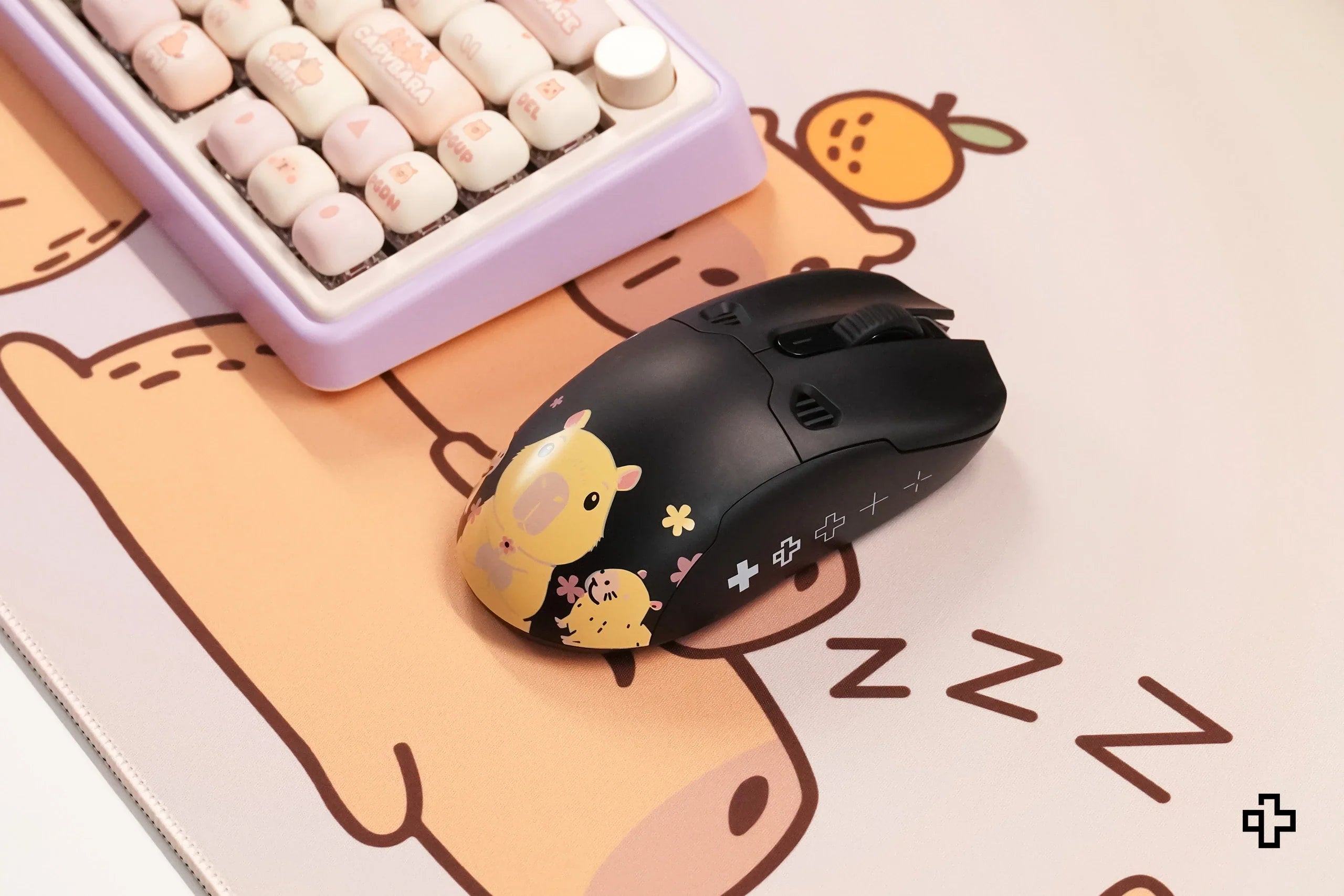 QKM1 Capybara Black Mouse Cover