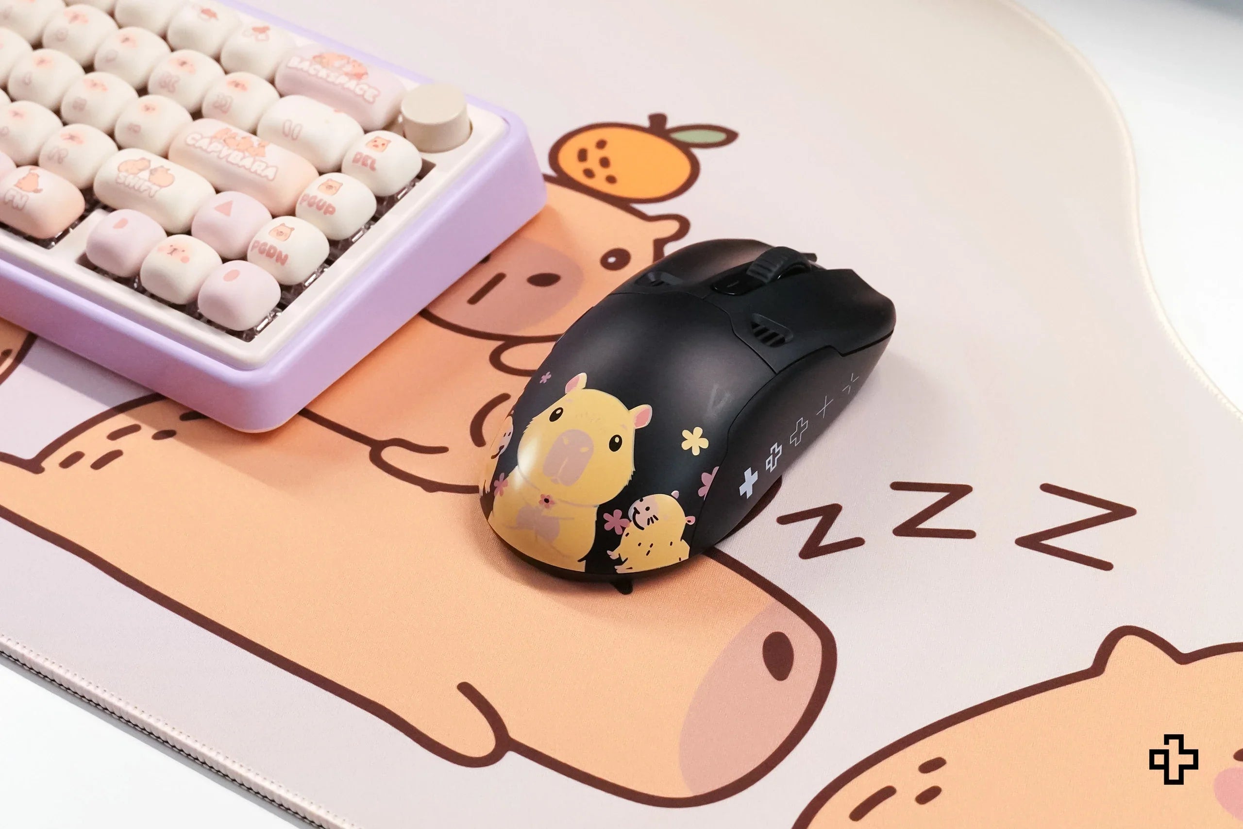 QKM1 Capybara Black Mouse Cover