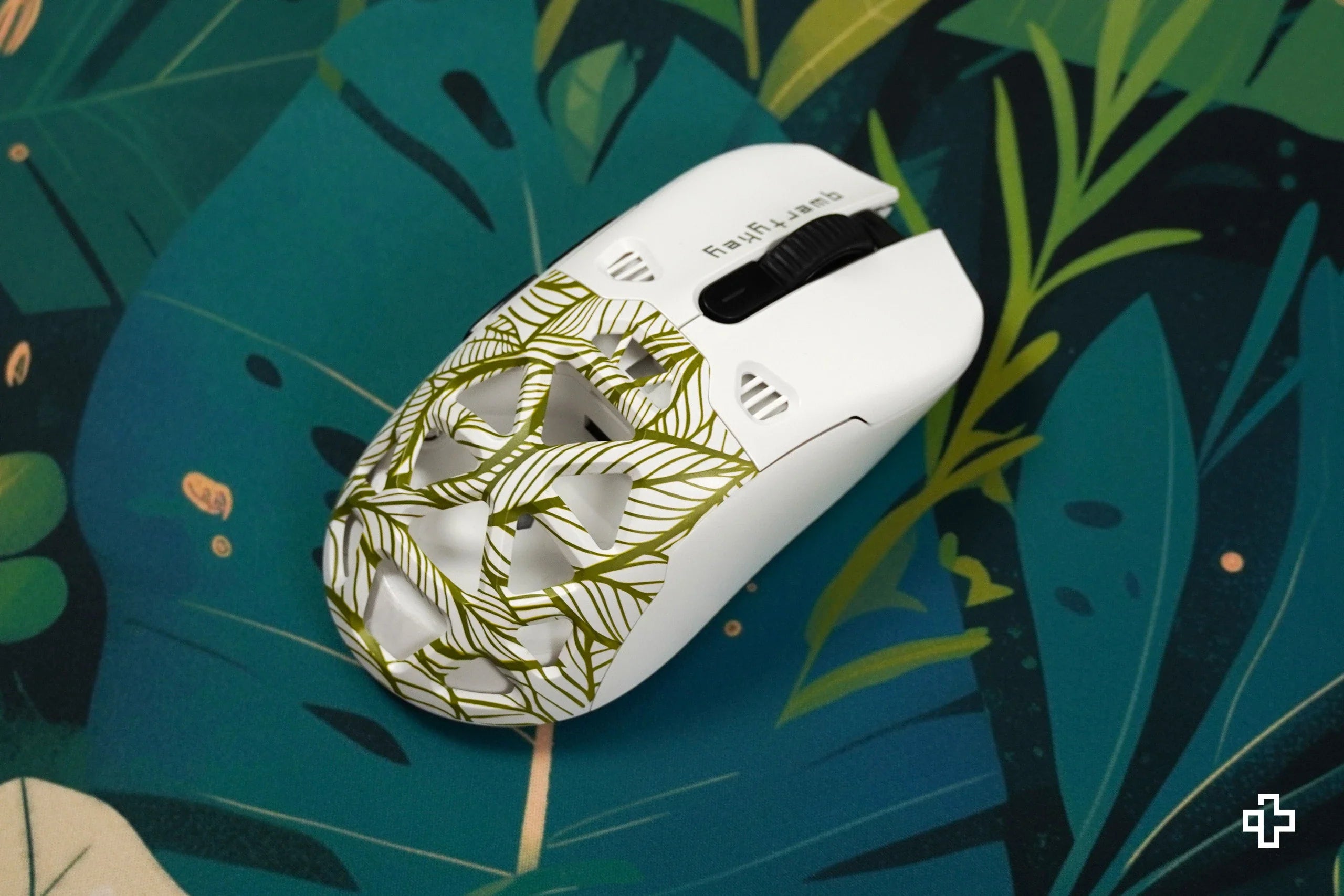 QKM1 Leaf White Mouse Cover