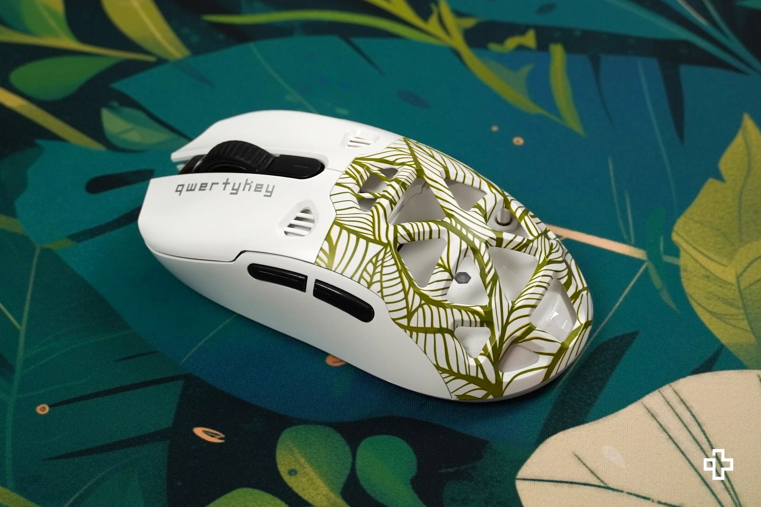 QKM1 Leaf White Mouse Cover