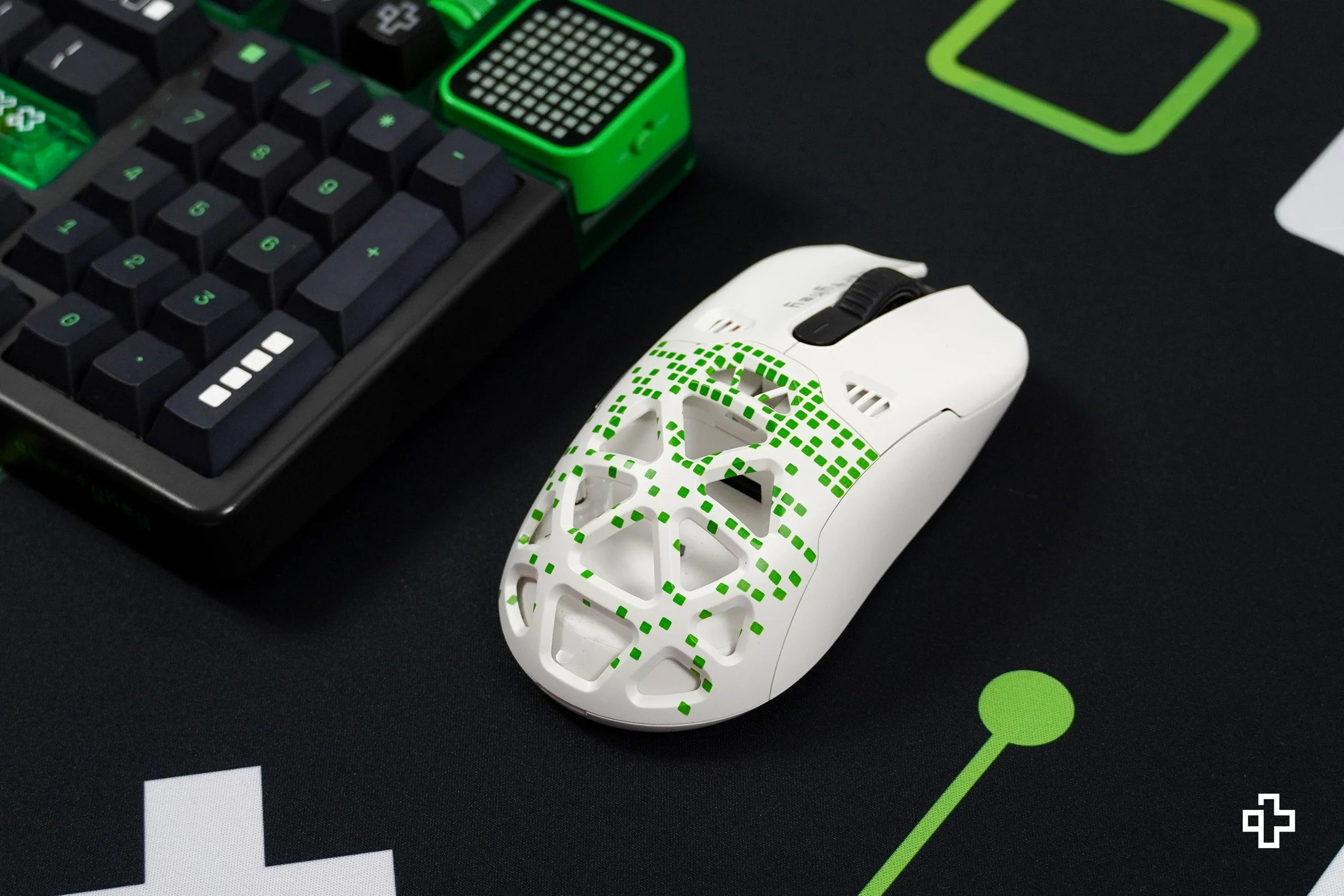 QKM1 Matrix White Mouse Cover