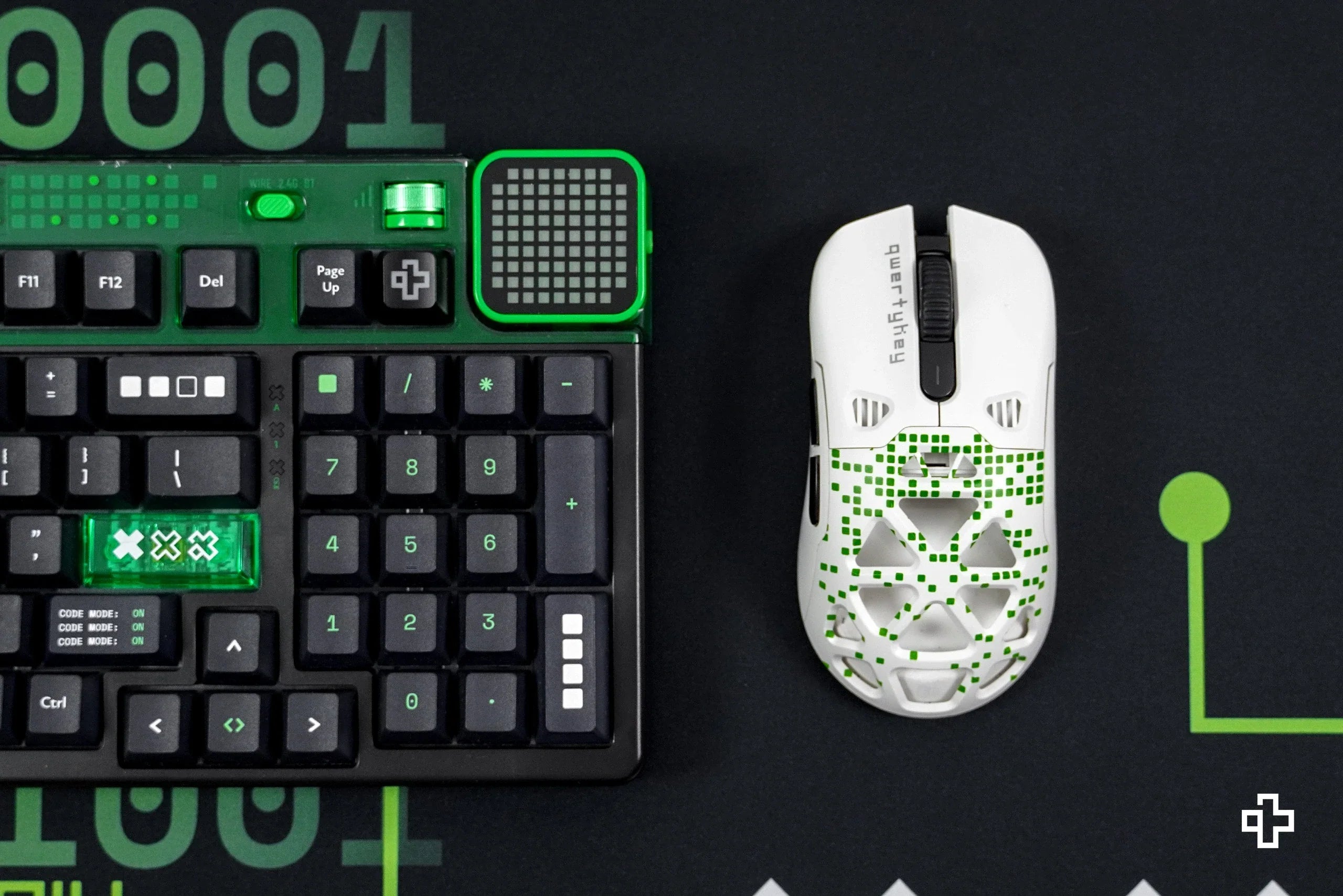 QKM1 Matrix White Mouse Cover