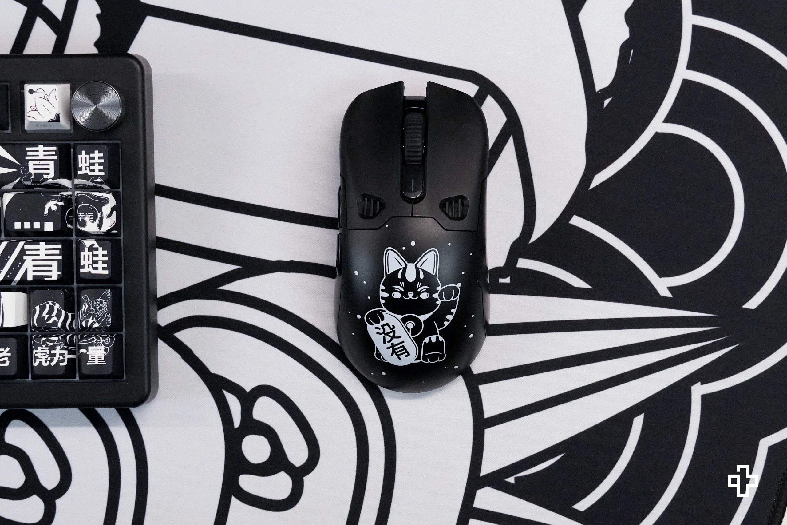 QKM1 MOMO Black Mouse Cover
