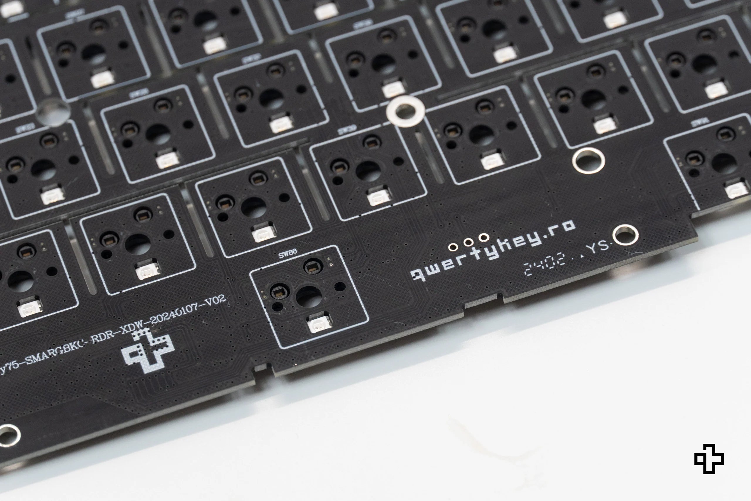 PCB QwertyKey75 software VIA