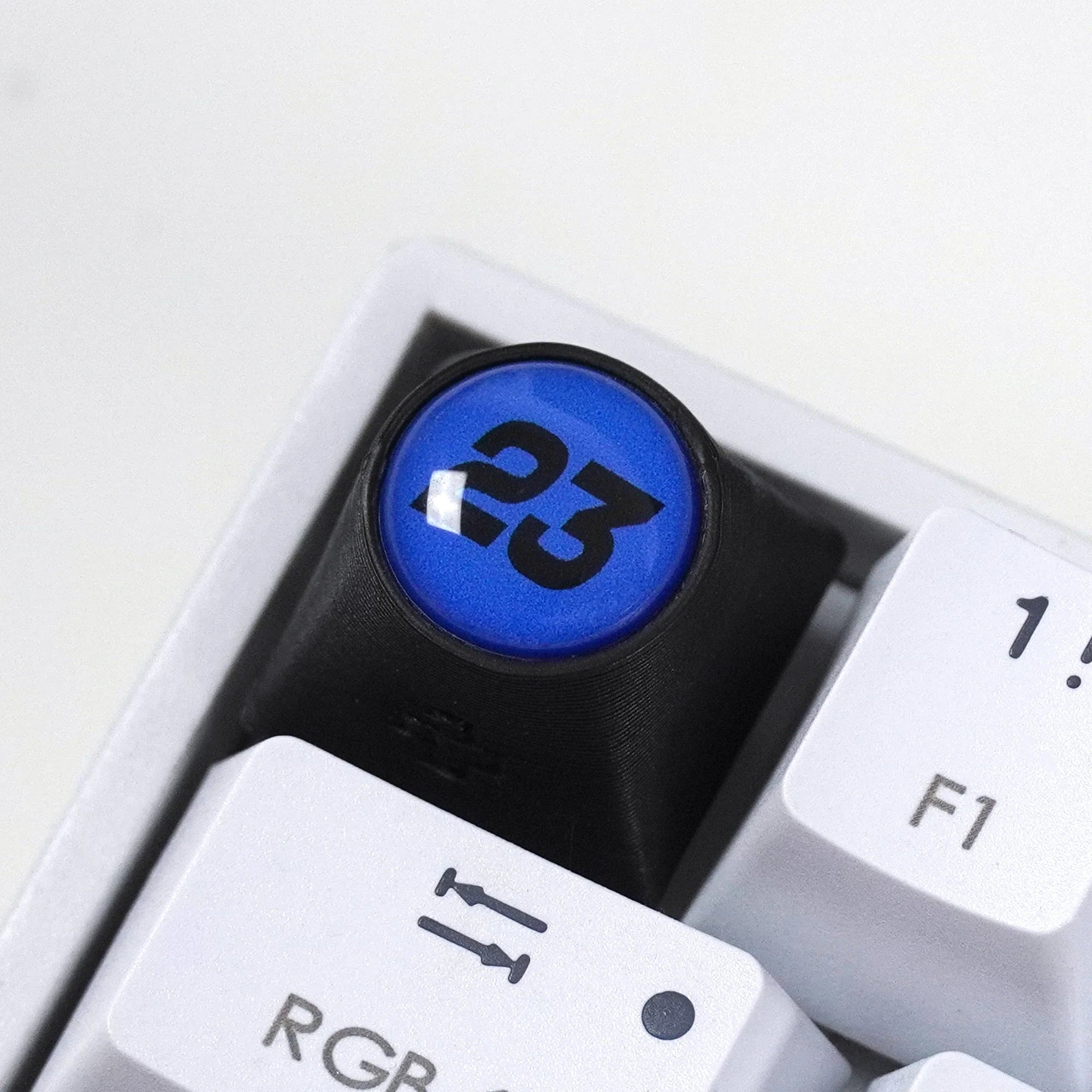 Artisan F1 - White + NR. 23 Keycap