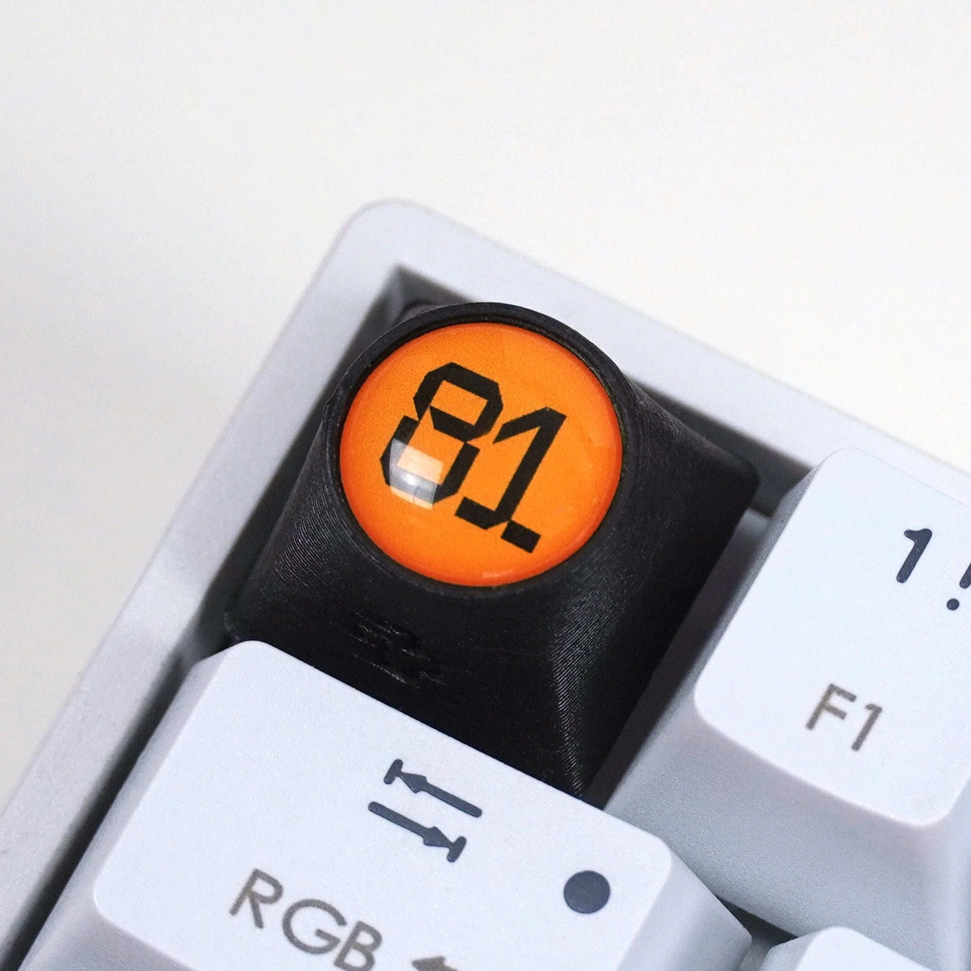 Artisan F1 - PIA + NR. 81 Keycap