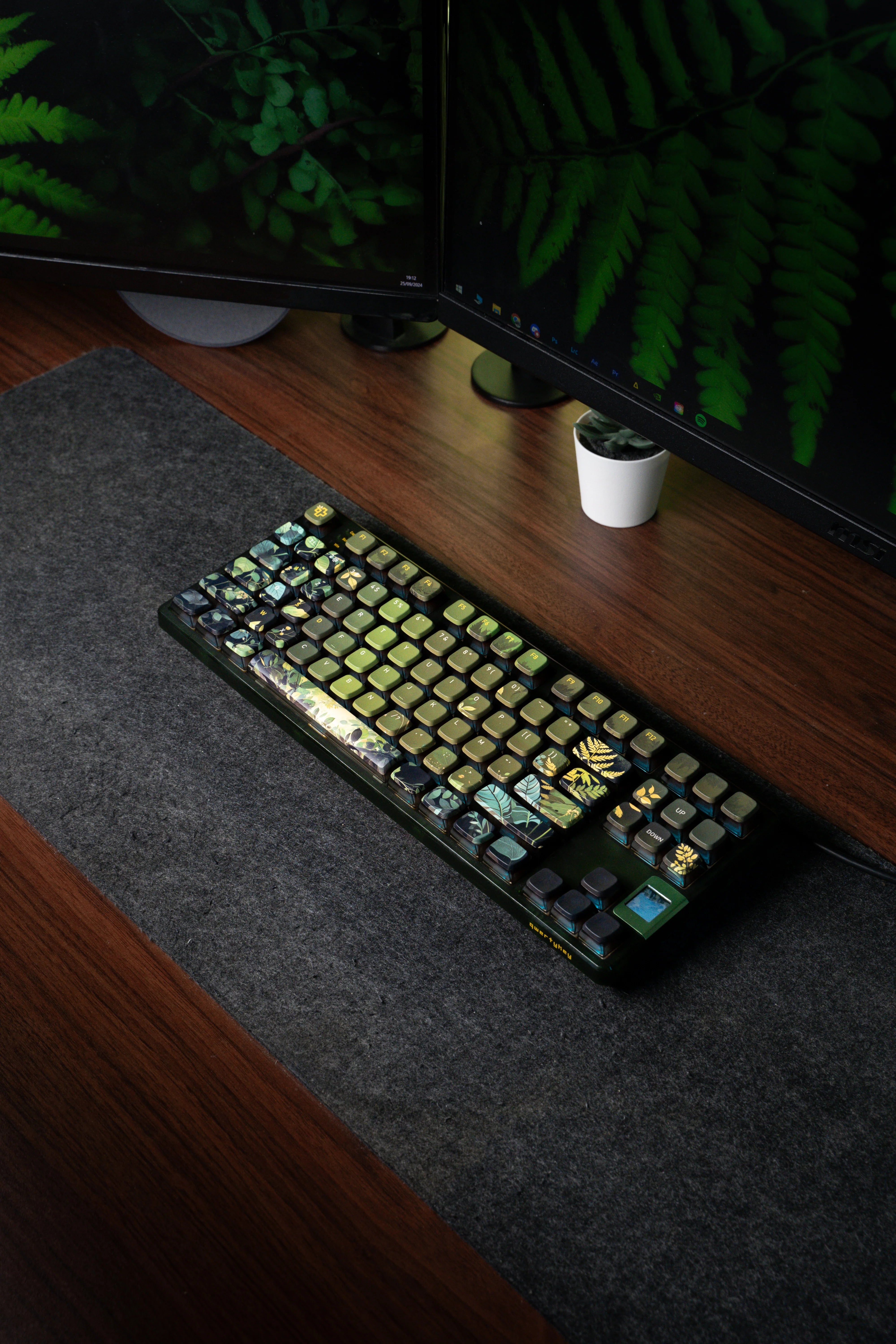 QwertyKey80 Leaf Bluetooth Wireless Hotswap RGB QMK/VIA Gasket Mounted Mechanical Gaming Keyboard with Screen