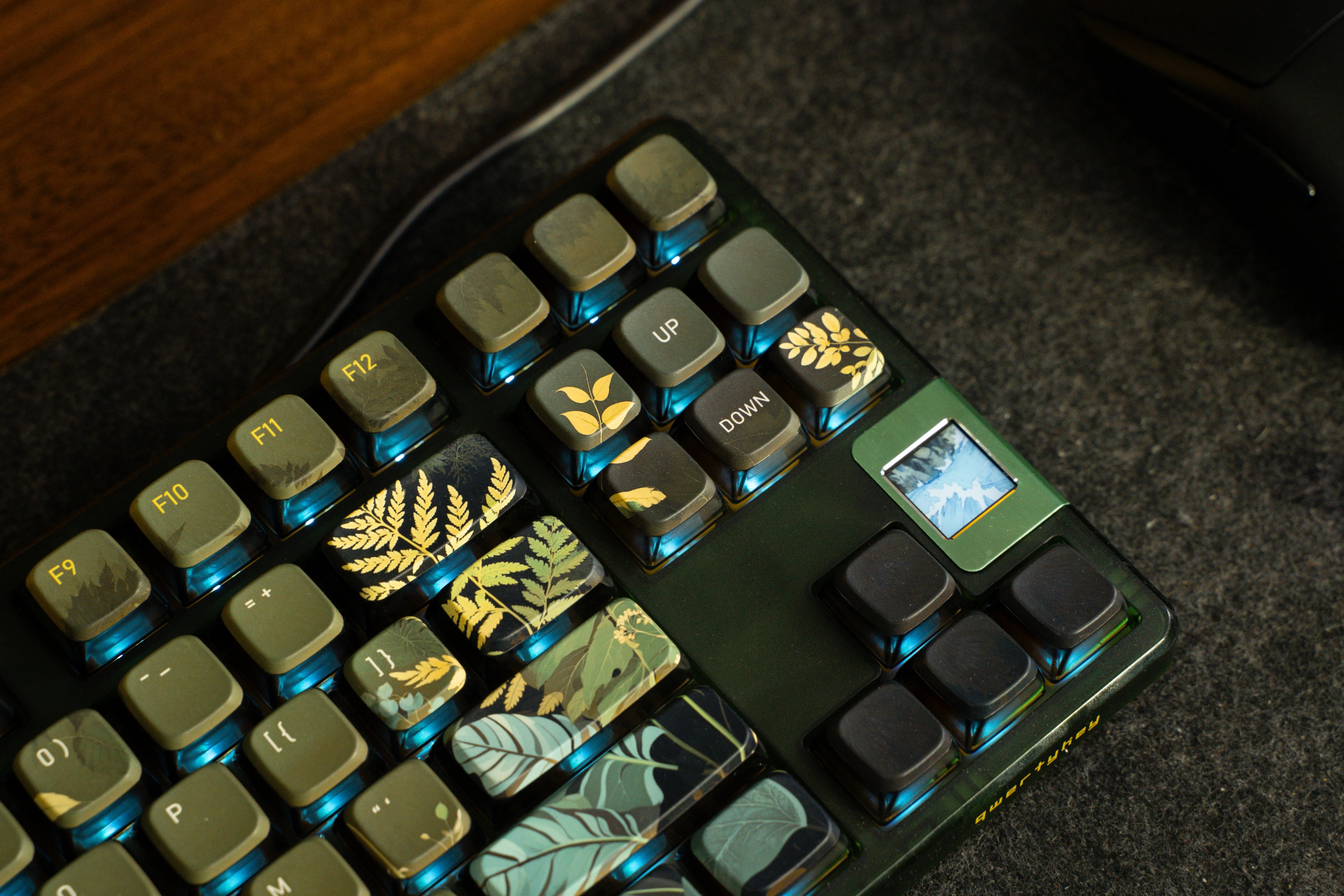 QwertyKey80 Leaf Bluetooth Wireless Hotswap RGB QMK/VIA Gasket Mounted Mechanical Gaming Keyboard with Screen