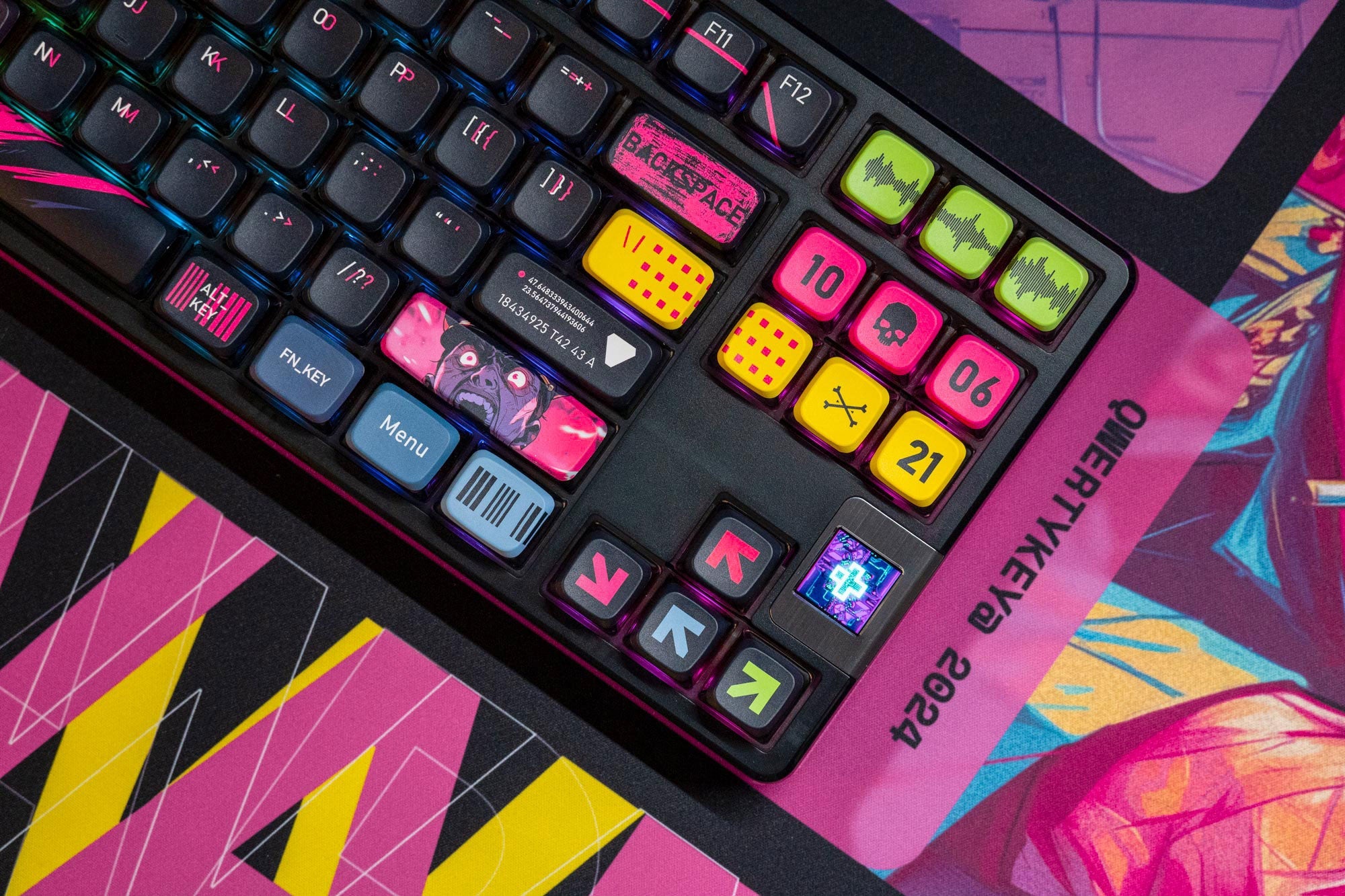 QwertyKey80 War Bluetooth Wireless Hotswap RGB QMK/VIA Gasket Mounted Mechanical Gaming Keyboard with Screen