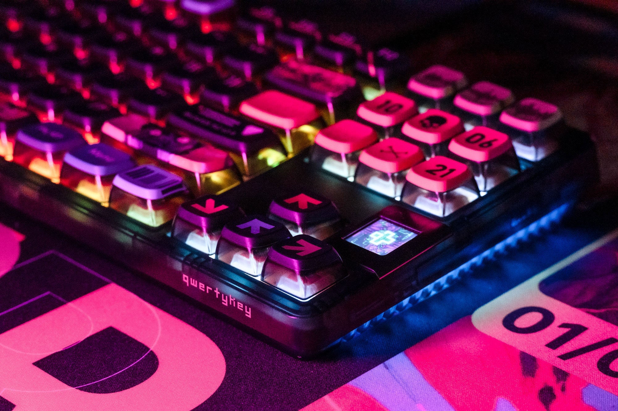 QwertyKey80 War Bluetooth Wireless Hotswap RGB QMK/VIA Gasket Mounted Mechanical Gaming Keyboard with Screen