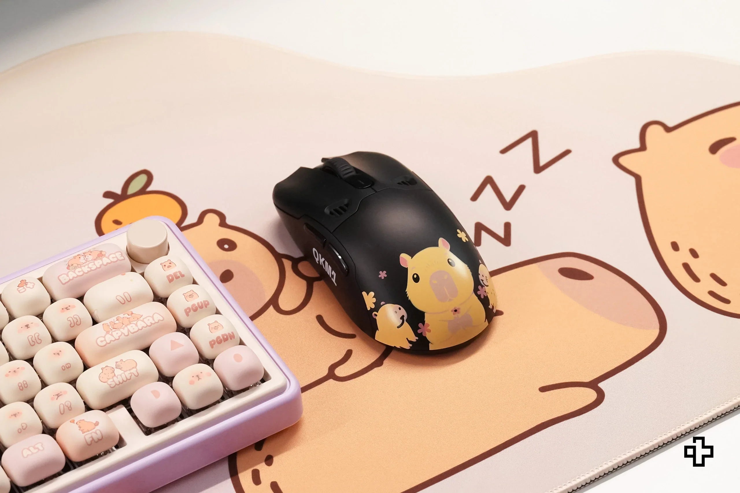 QKM1 Capybara Black Mouse Cover