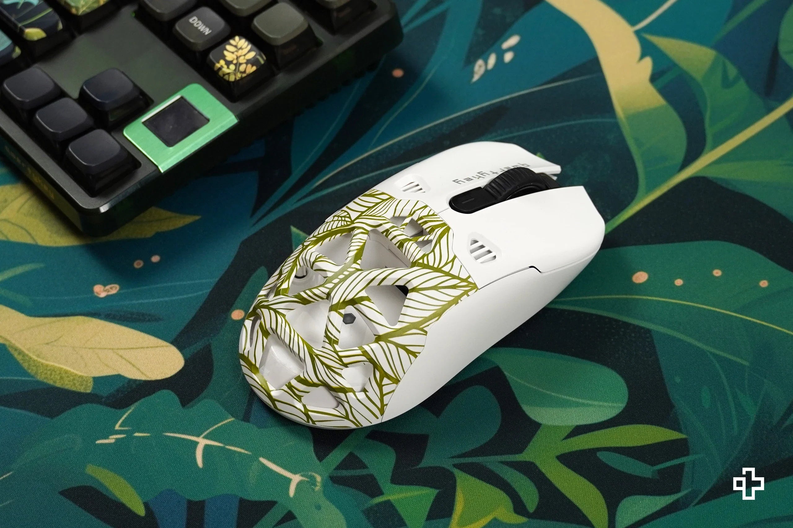 QKM1 Leaf White Mouse Cover