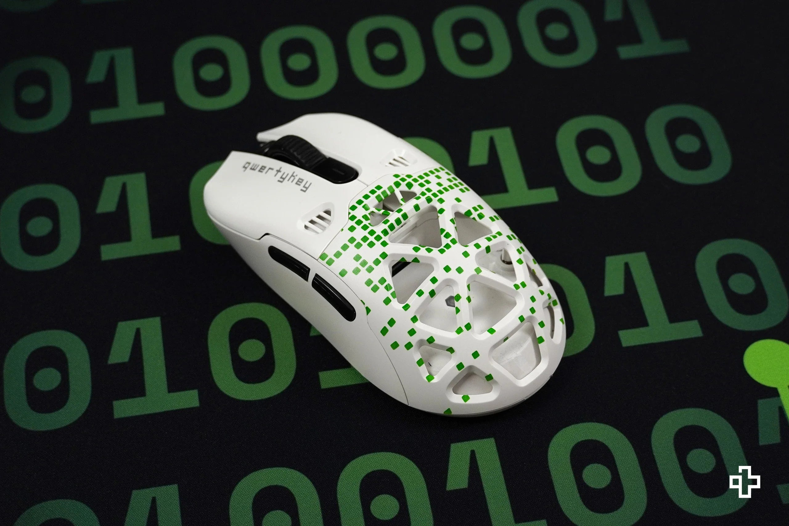 QKM1 Matrix White Mouse Cover