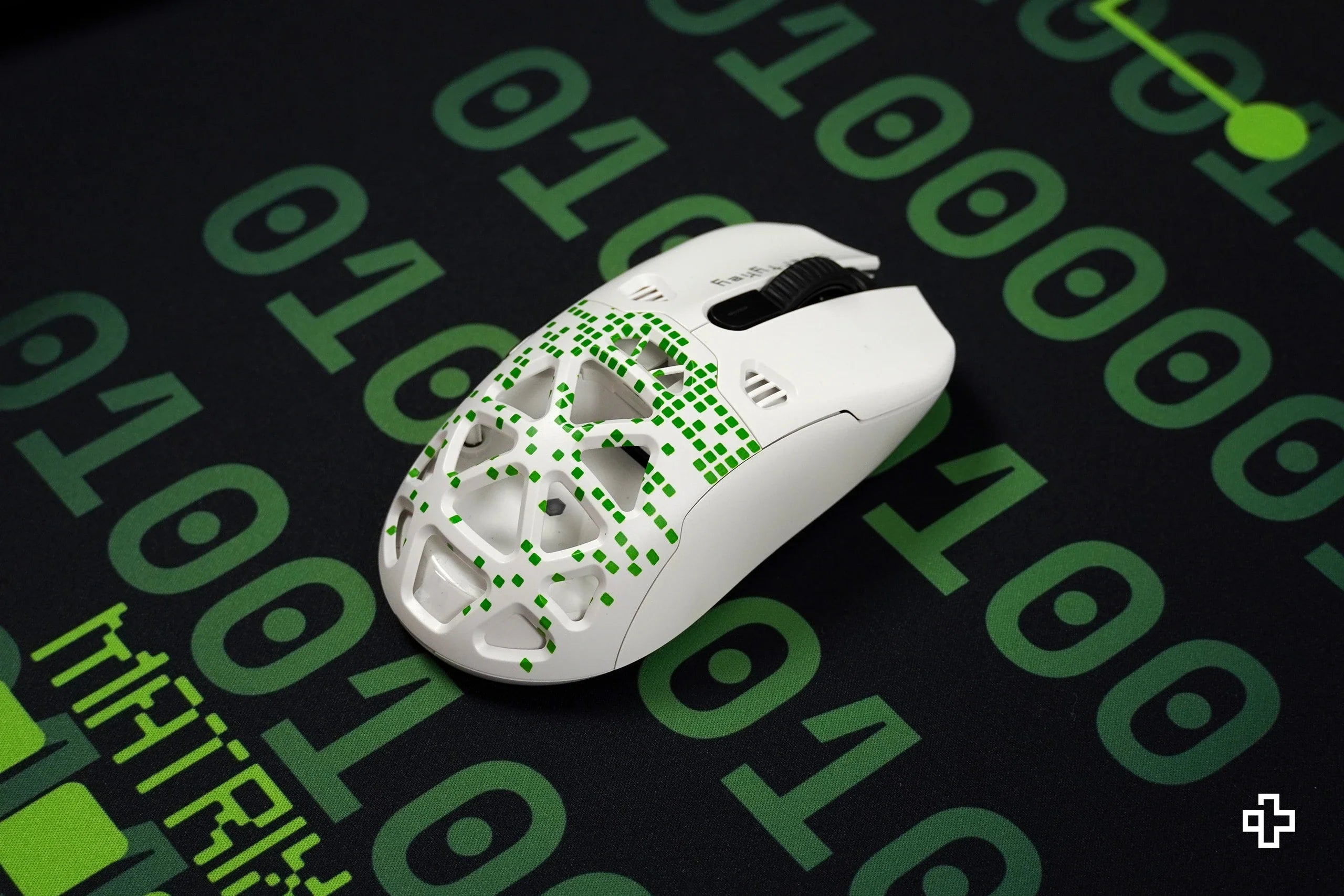 QKM1 Matrix White Mouse Cover