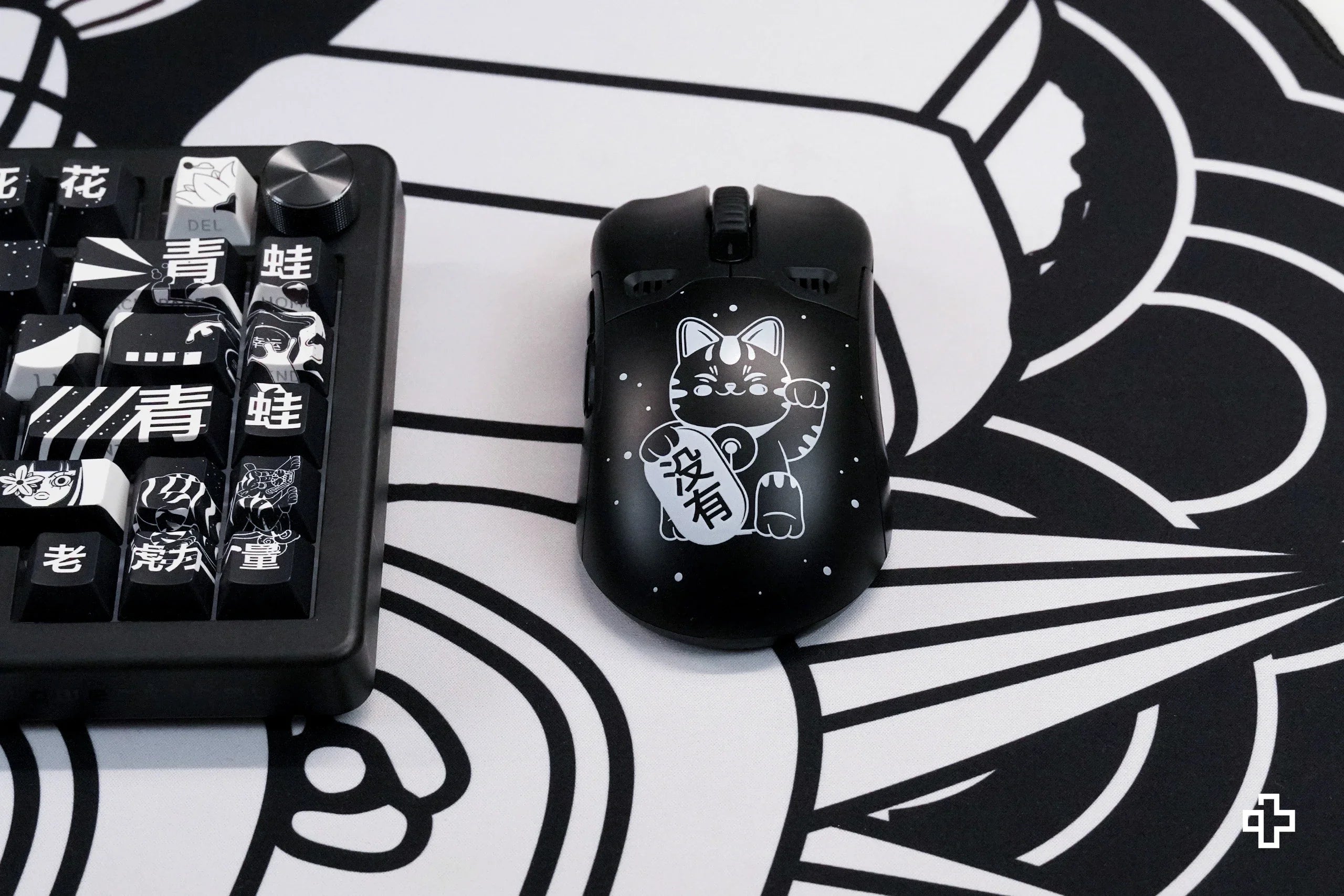 QKM1 MOMO Black Mouse Cover