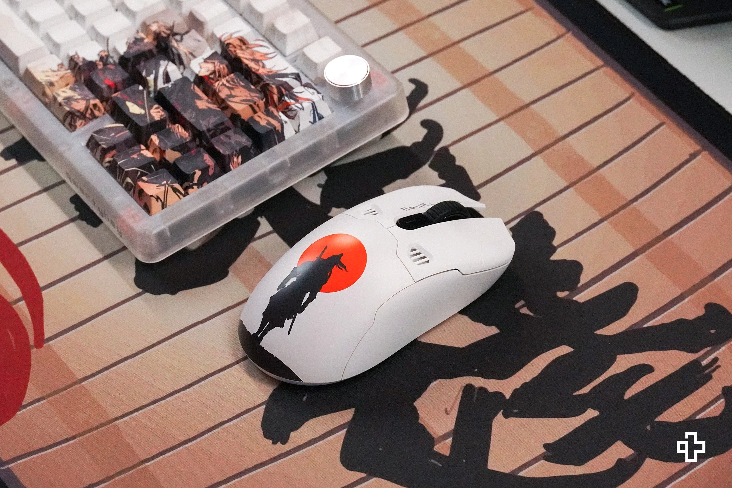 QKM1 Striker White Mouse Cover