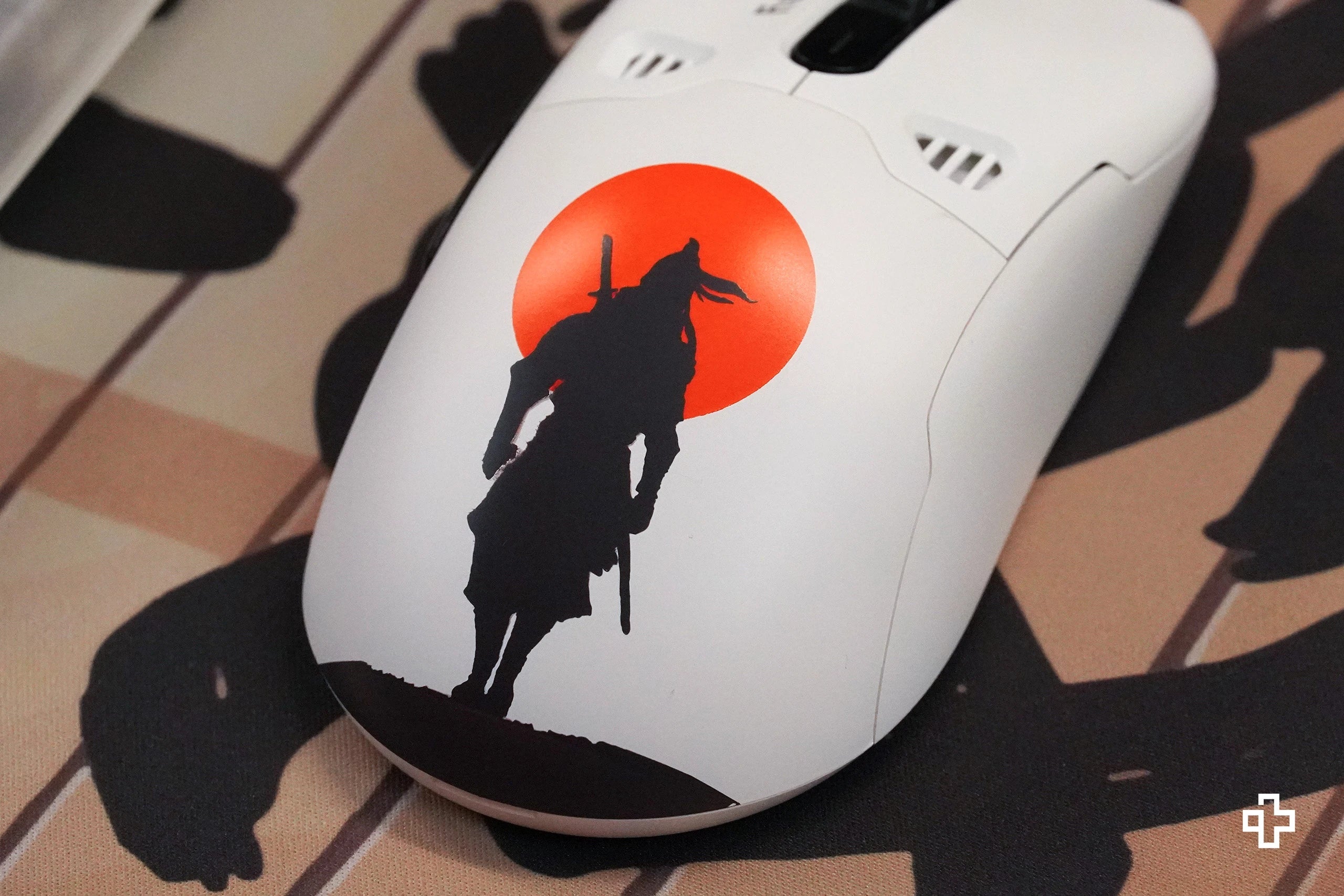 QKM1 Striker White Mouse Cover