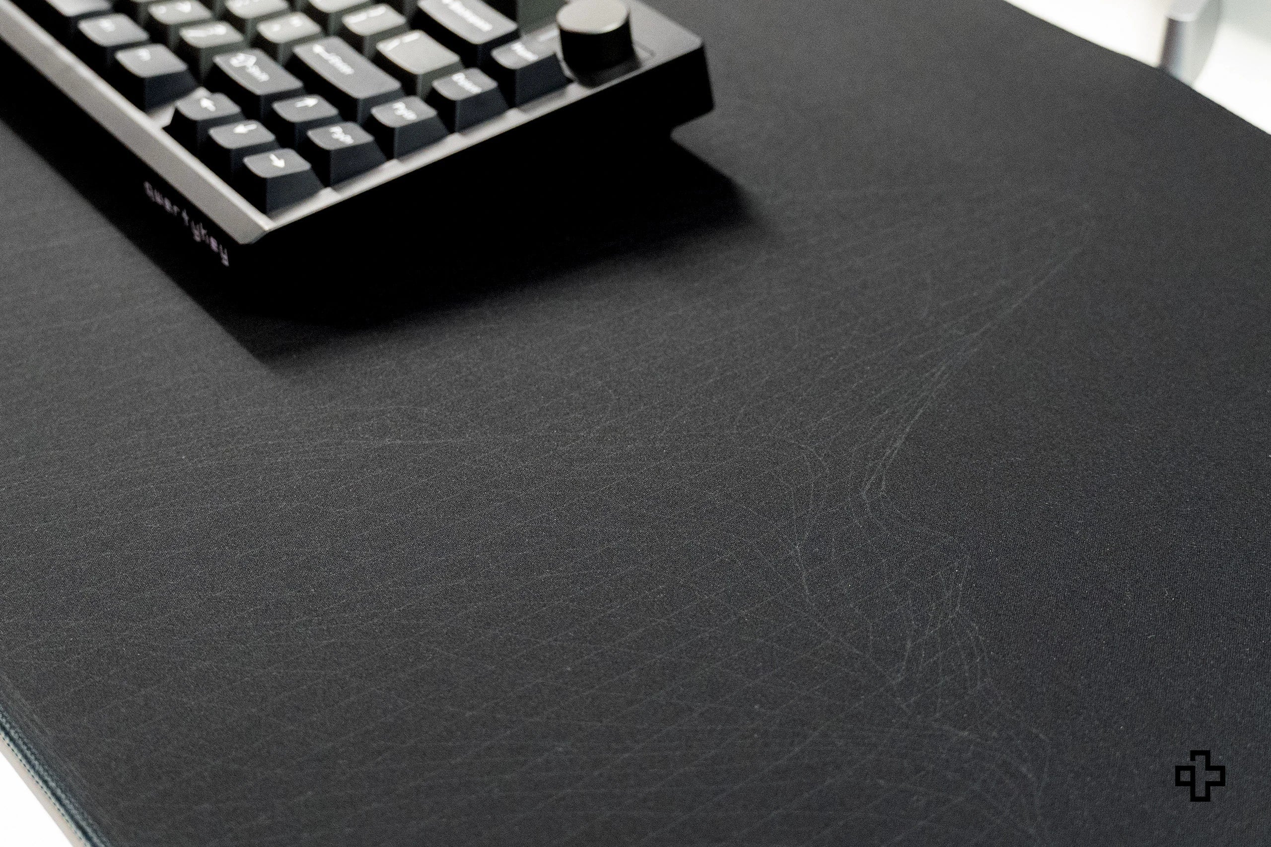 Deskmat Mousepad Flow Dark 4mm Stitched Edges