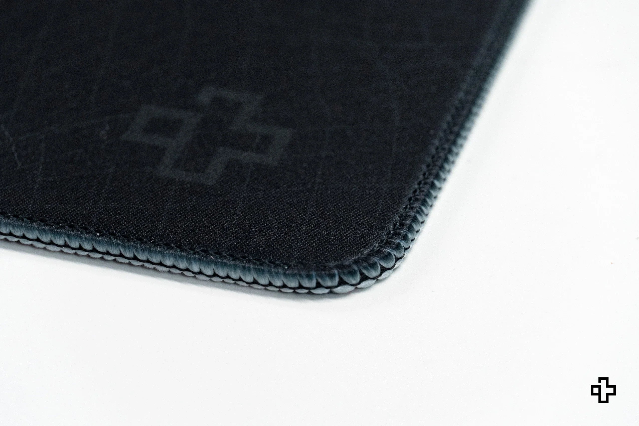 Deskmat Mousepad Flow Dark 4mm Stitched Edges